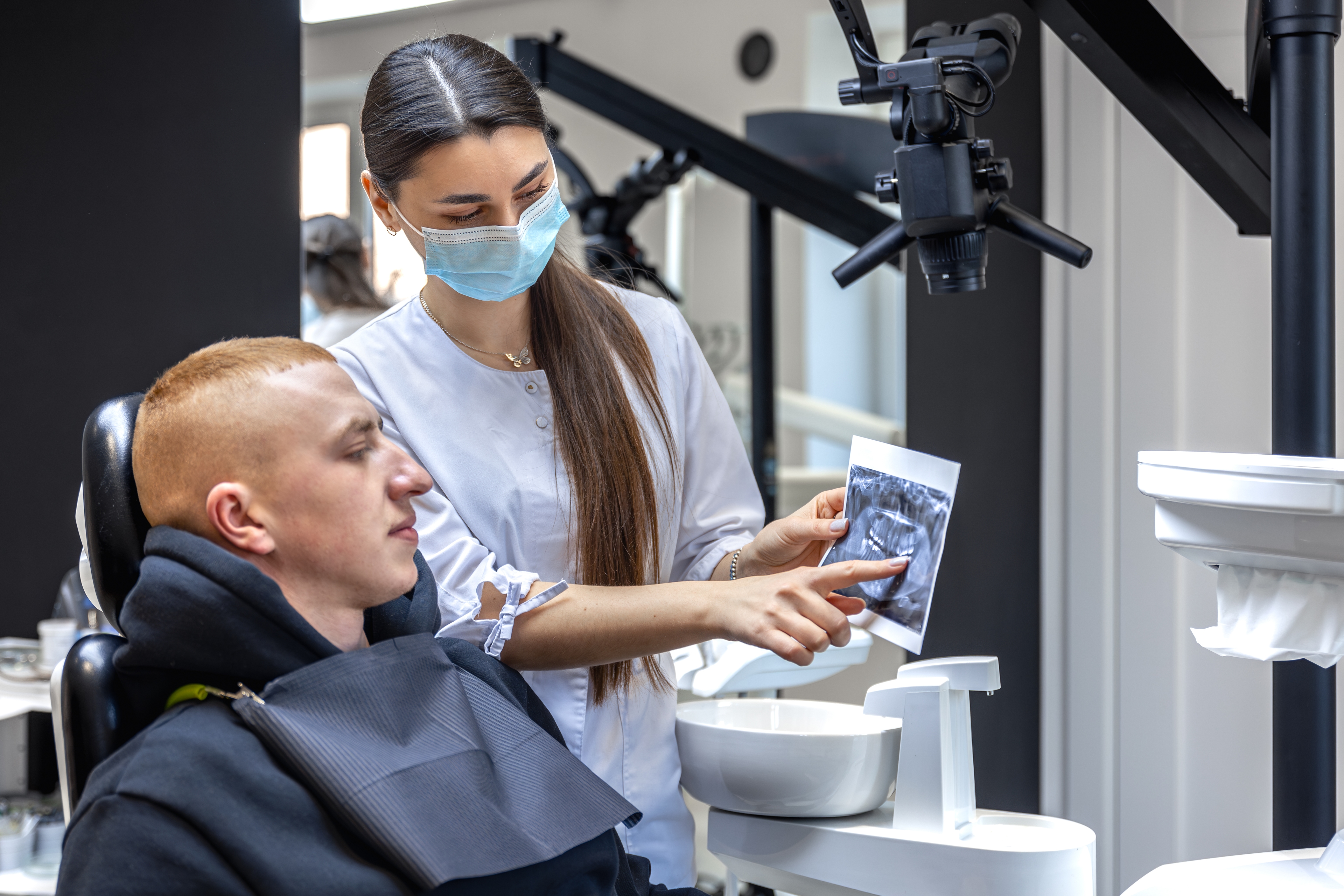Dentist reviewing a 3D CBCT scan and digital smile design with an international patient at Firma Clinic Istanbul, 2026